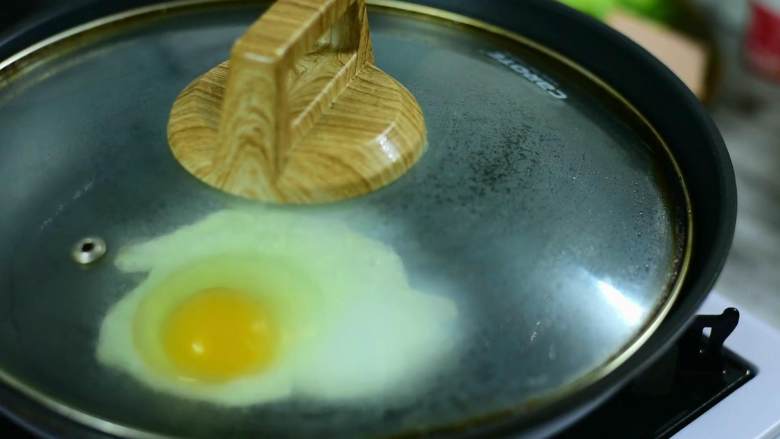 吃了这碗黯然销魂面,你一定会流泪(其实是辣哭的),加盖,煎半分钟然后关火焖3分钟后盛出。