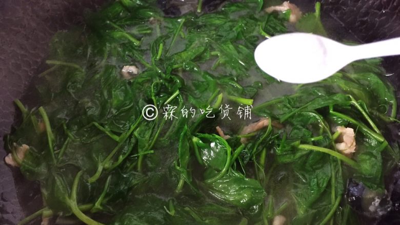 上汤豌豆苗,菜烫熟,加盐,关火(这里动作要快些,时间一长,绿叶菜就会变黄)。