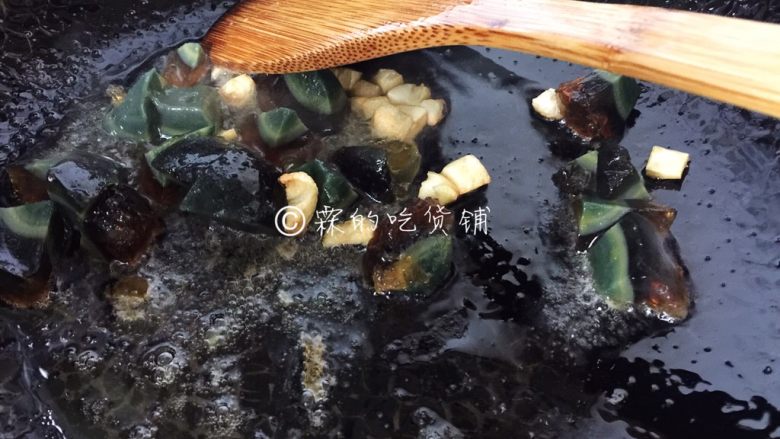 上汤豌豆苗,随后加入皮蛋一起煸炒。