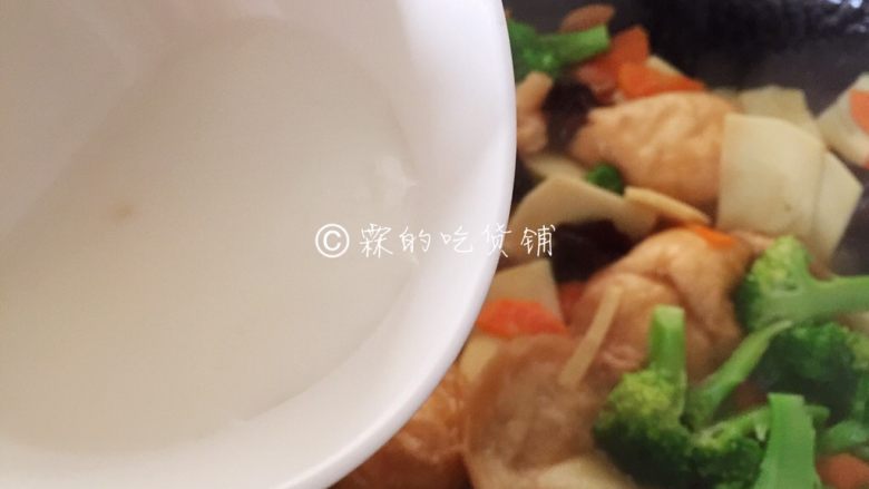 什锦炒素,随后加适量的盐,再用水淀粉勾芡一下。