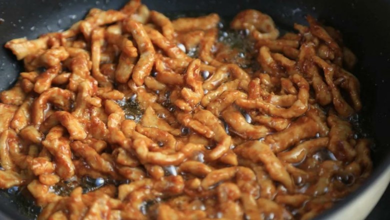 京酱肉丝,4.锅中留适量的底油,待油温升高后放入生姜、蒜头、<a style='color:red;display:inline-block;' href='/shicai/ 712'>甜面酱</a>、清水,小火炒香,熬至粘稠冒泡,倒入炸好的里脊肉拌炒;
