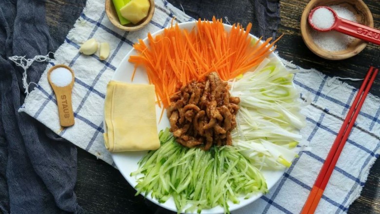 京酱肉丝,5.由于里脊肉已经炸熟,所以待肉丝都裹上酱色之后,即可盛出,放入盘子正中心,这道菜就完成啦。