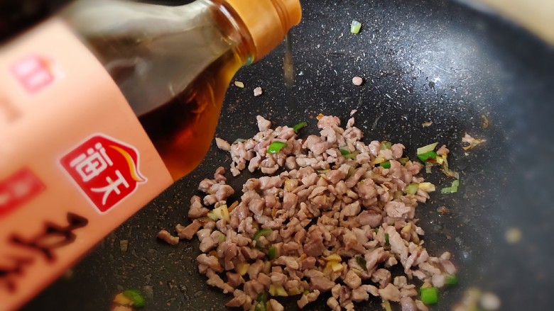 肉末芹菜,炒至变色发白时,放<a style='color:red;display:inline-block;' href='/shicai/ 718'>料酒</a>炒匀