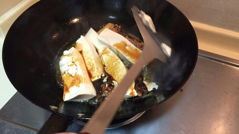 红烧小黄鱼豆腐,不要过多翻炒,不然豆腐会碎。