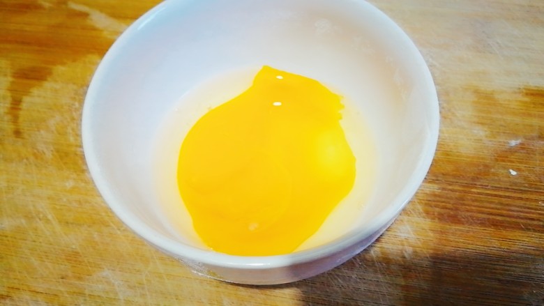 丑章鱼(炸火腿肠),碗里打一颗鸡蛋