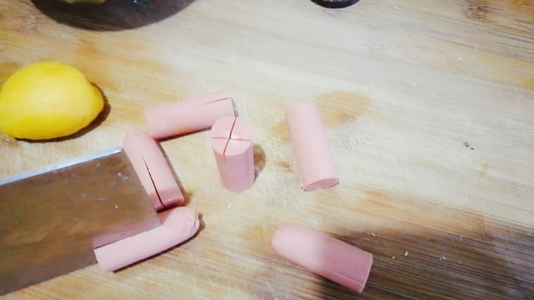丑章鱼(炸火腿肠),火腿肠从三分之二处十字切开