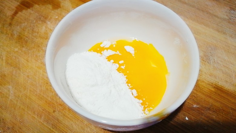 丑章鱼(炸火腿肠),少量多次加入面粉,全程不要加水