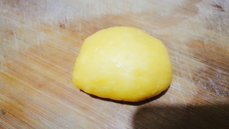 丑章鱼(炸火腿肠),揉成光滑面团