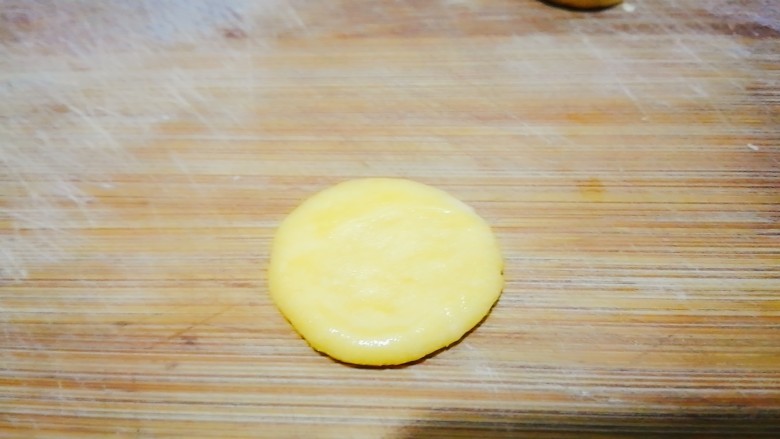 丑章鱼(炸火腿肠),周围涂一圈水