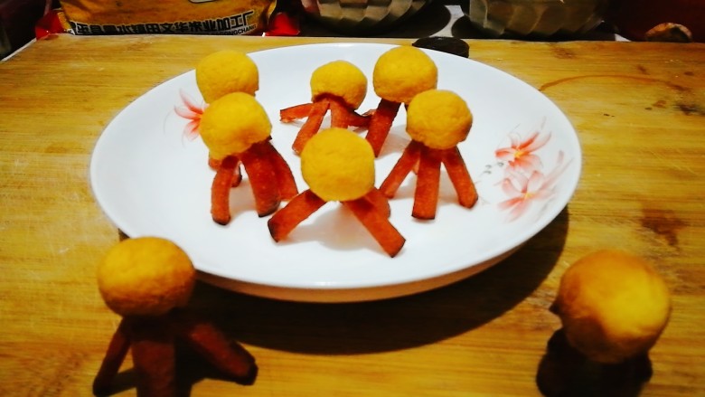 丑章鱼(炸火腿肠),炸至金黄捞出备用