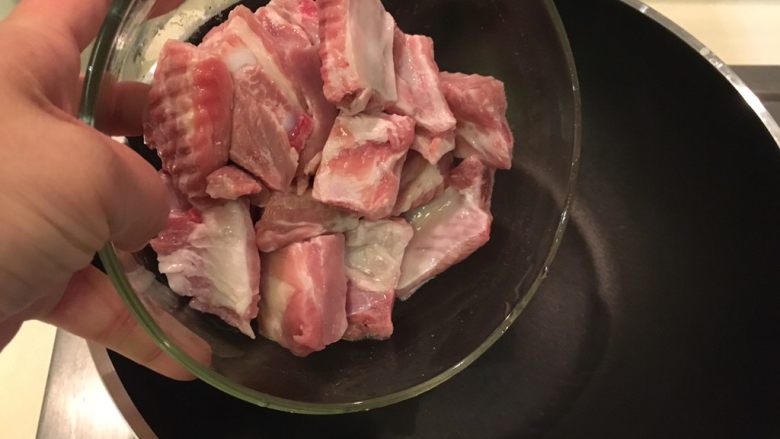 土豆烧排骨,排骨沥干水,直接干锅炒排骨