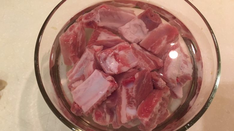 土豆烧排骨,泡水20分钟,期间可以准备其他材料