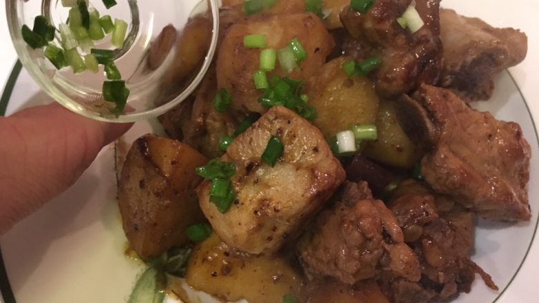土豆烧排骨,盛盘后撒上葱花!完成!