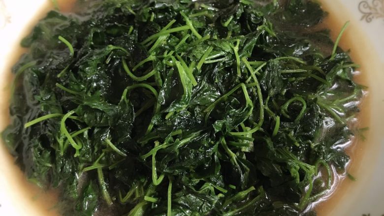 酒香草头(无白酒), 热锅冷油,将油充分加热后,下沥干的草头(小心油溅)。少许翻拌后,马上加入上述混合调料,继续大火翻炒。
大约炒一分钟、关火。香喷喷的草头就可以出炉了!