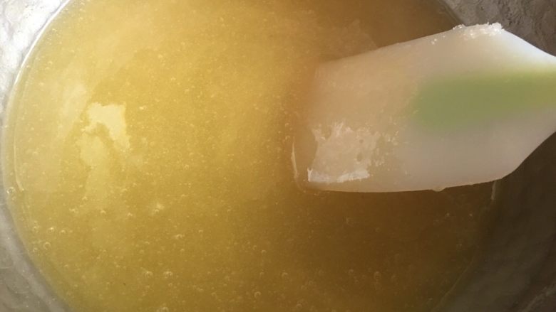 法式水果软糖,继续加热倒果汁沸腾冒泡,倒入130g白糖和40g水饴,搅拌融化