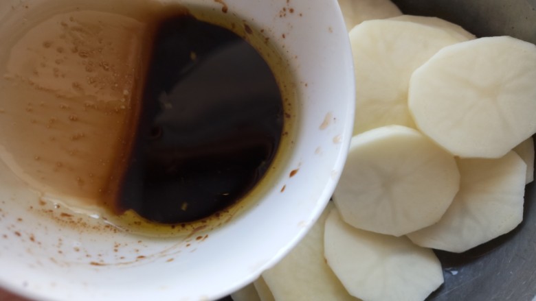 香辣孜然土豆片烤箱版,土豆控水,拌匀后放入