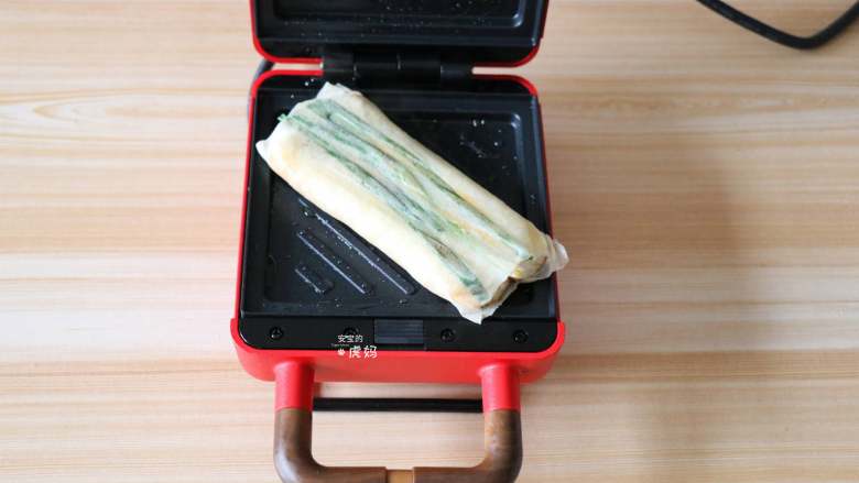 葱包烩,煎至表皮微微呈金黄色即可;