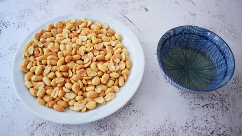 自制花生酱,食用油倒入锅中中小火煮熟备用,花生仁烤好取出晾凉去皮备用