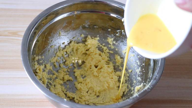 紫薯夹心华夫饼,分3-4次加到黄油里,每次都要等蛋奶液和黄油充分融合后再倒入下一次的蛋奶液;