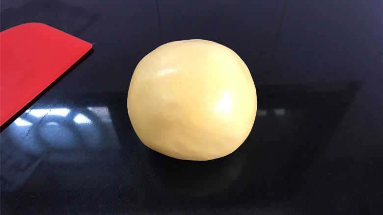 红豆沙南瓜小圆子,揉成软硬合适,光滑不粘手的糯米粉团。