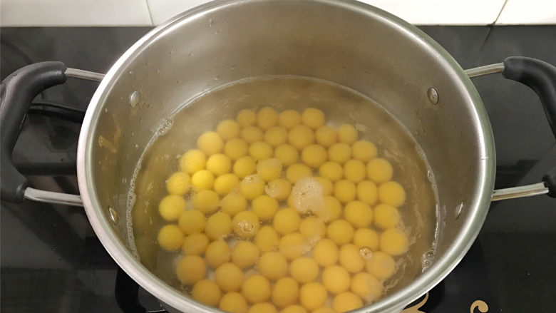 红豆沙南瓜小圆子,取一锅,放入适量水,煮开后把做好的南瓜小圆子放入锅中。