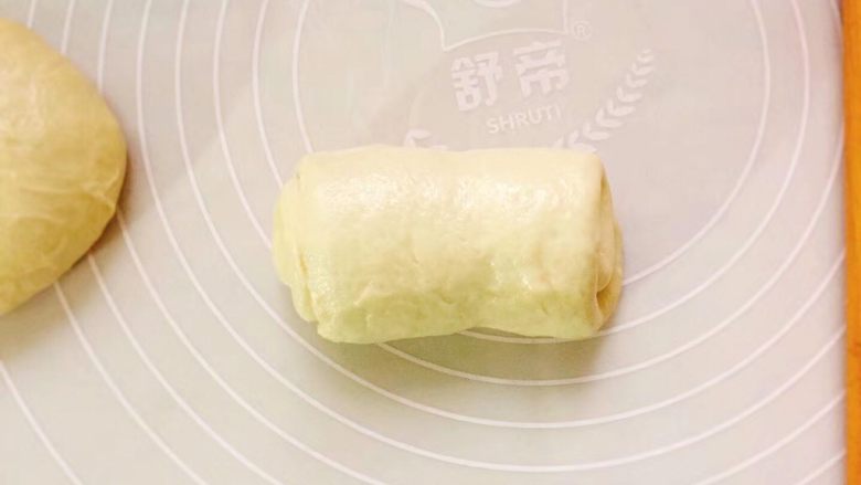 中种北海道吐司,擀平,纵向卷起