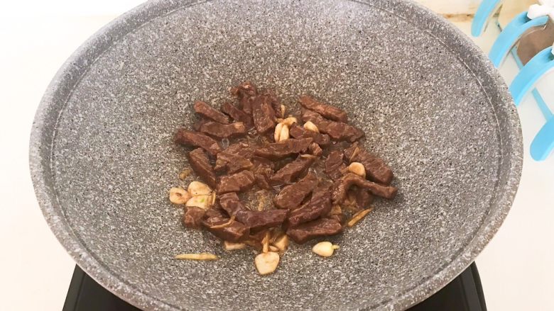 尖椒牛柳,牛柳已变色,炒至9分熟