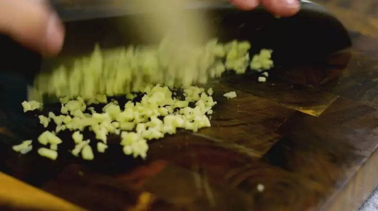 做法真的很简单!味道真的超乎想象的美味!“本帮赛螃蟹”,姜改刀切末备用