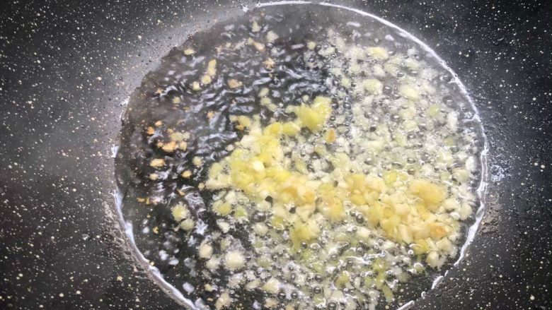 美味鲍鱼,热锅放入少许油,放入姜蒜末炒出香味。