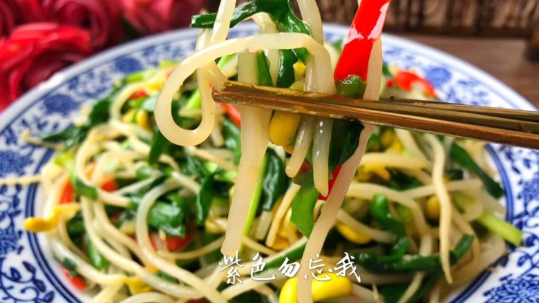 豆芽炒韭菜,好吃的豆芽炒韭菜做好了,你喜欢吗?清理肠道,杀菌消炎,最适合这个季节食用。