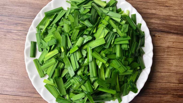 豆芽炒韭菜,<a style='color:red;display:inline-block;' href='/shicai/ 116'>韭菜</a>摘掉黄色的叶子,清洗干净切成段,装入盘里待用。