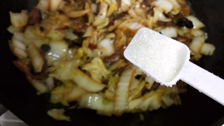 豆豉白菜酱油肉,加一小勺细砂糖,翻炒均匀,即可