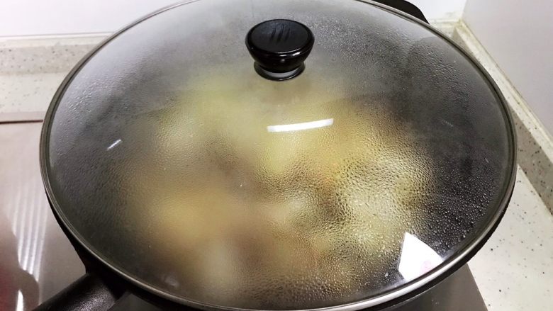 豆豉白菜酱油肉,翻炒均匀之后盖上锅盖,转中小火焖煮2.3分钟