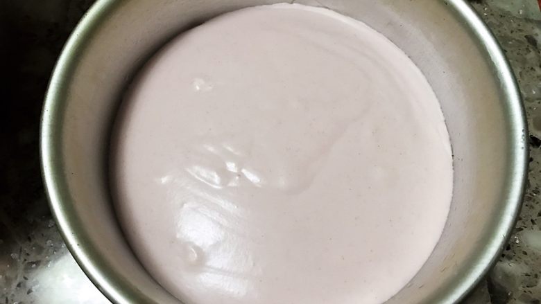 草莓慕斯抹茶蛋糕8寸,然后把草莓慕斯液倒到模具,盖住第一片蛋糕。