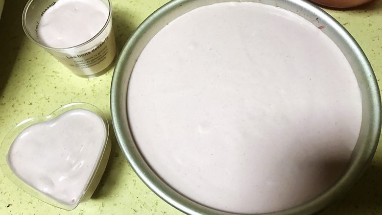草莓慕斯抹茶蛋糕8寸,倒好后的全家福,放到冰箱冷藏10-15分钟。