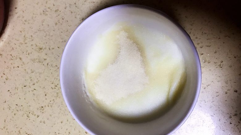 草莓慕斯抹茶蛋糕8寸,晾凉抹茶蛋糕胚期间可以制作慕斯糊。我用是吉利丁粉,吉利丁片也可以,吉利丁粉倒到牛奶中,搅拌均匀一下。