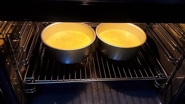 草莓慕斯抹茶蛋糕8寸,预热180度5分钟,180度烤35分钟