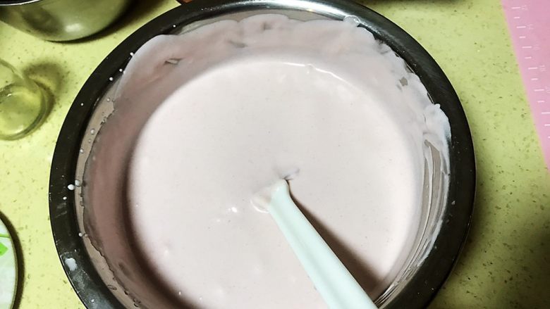 草莓慕斯抹茶蛋糕8寸,用刮刀轻轻翻拌均匀,翻拌不要搅拌,好似炒菜那样翻拌,翻拌成浓浓而且稠稠的草莓牛奶慕斯液。