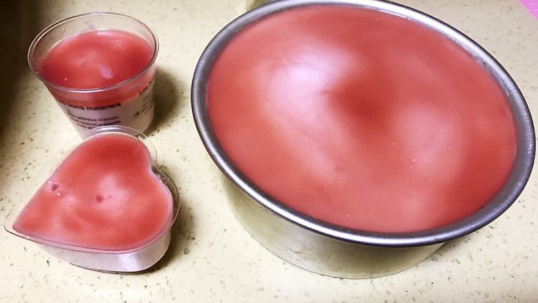 草莓慕斯抹茶蛋糕8寸,倒好后全部拿到冰箱冷藏12小时,待慕斯凝固好,最好冷藏一天。