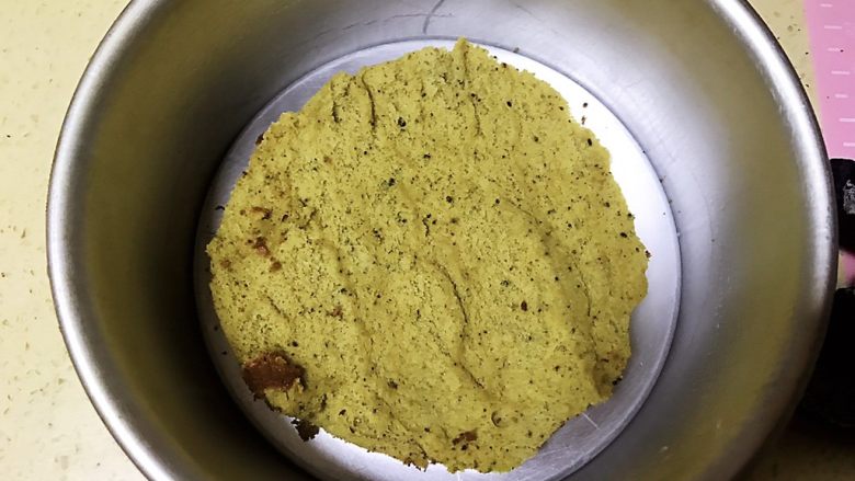 草莓慕斯抹茶蛋糕8寸,然后切把两片蛋糕切成比模具细一丢丢的蛋糕片,把其中一片放到模具中
