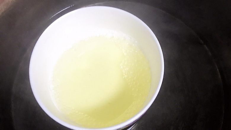 草莓慕斯抹茶蛋糕8寸,冷藏期间可以制作镜面,因为吉利丁粉用完,用吉利丁片代替,吉利丁片用冷开水泡软,泡软后挤走水分,加入饮用水开隔水加热煮至融化。