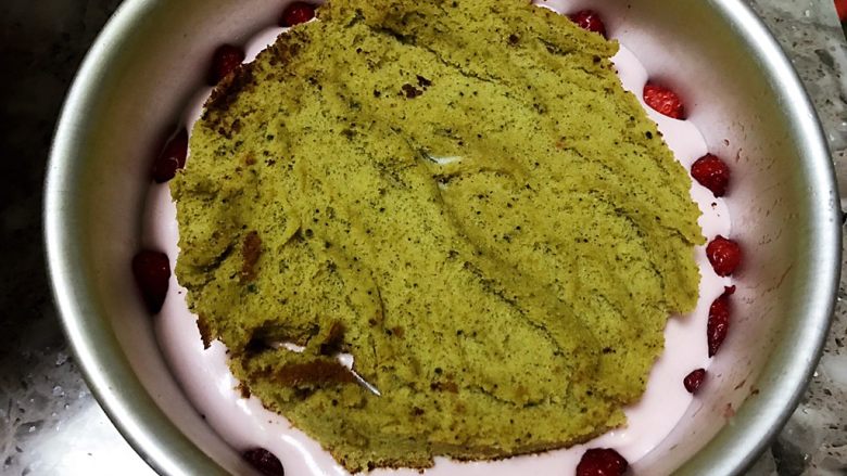 草莓慕斯抹茶蛋糕8寸,再把草莓切开一半,均匀摆在模具则面,再轻轻放入第二片蛋糕到慕斯液上面(按自己喜欢的摆设随意摆设均可)