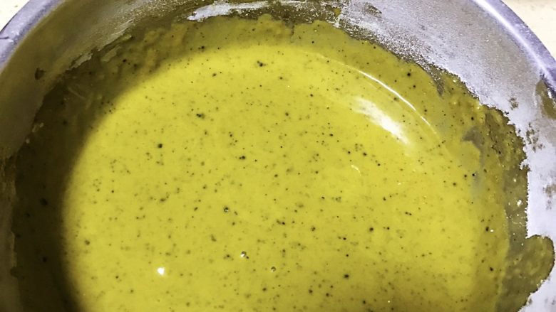 草莓慕斯抹茶蛋糕8寸,5只蛋白蛋黄分离后,只蛋黄打散加入砂糖搅拌均匀,再加入牛奶,<a style='color:red;display:inline-block;' href='/shicai/ 140122'>玉米油</a>搅拌均匀,最后筛入低粉,手动打蛋器以z形划均蛋黄湖即可,千万不要打发。(详细制作抹茶戚风蛋糕在我菜谱有,搜索抹茶戚风蛋糕即查看到)