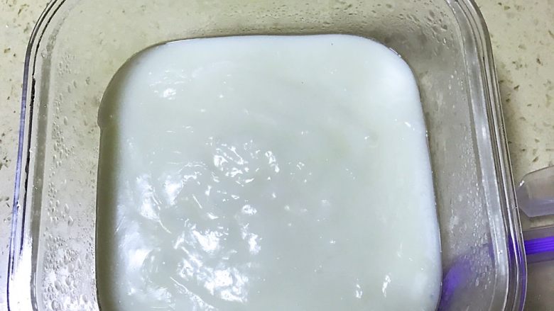 草莓慕斯抹茶蛋糕8寸,然后我们制作椰奶小方装饰,制作的椰奶小方份量是,玻璃碗搽点玉米油,然后玉米淀粉30克,椰浆50克,牛奶200克,砂糖若干,炼乳小许,全部搅拌均匀加入不粘锅中小火不停搅拌煮至糊状,倒至玻璃碗冷藏一晚。