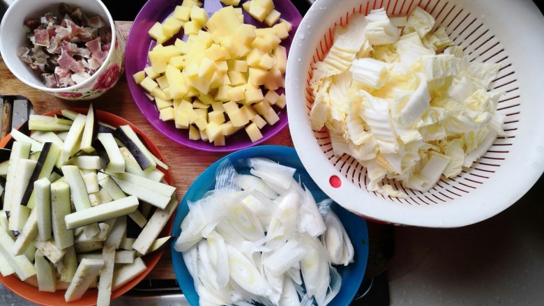 土豆茄子双肉焖饭,各种食材切配好，如图