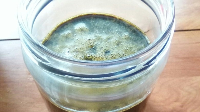 #女人花# 益母草膏,将熬制好的益母草膏倒入高温消毒的玻璃瓶中。