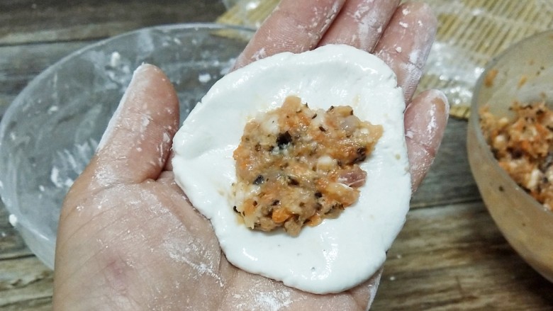 猪肉汤圆,面团捏扁,放上馅料