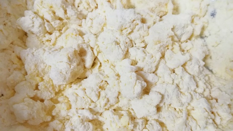 月牙蒸饺,缓缓的加入开水,一边加一边用筷子搅拌成絮状。