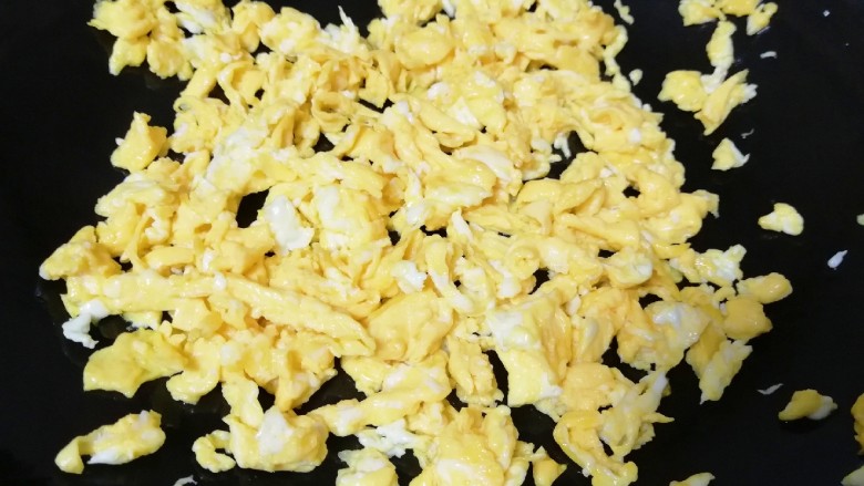 月牙蒸饺,<a style='color:red;display:inline-block;' href='/shicai/ 60780'>土鸡蛋</a>打散,炒锅内倒适量的食用油烧热,下入蛋液快速划炒定型盛出备用。