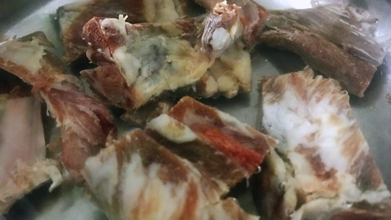 #猪肋排#番茄腊排,放入水中浸泡4小时以上,去除肉中多余盐分,还能让排骨变软,如果腊排骨盐分重的话,中间可换一次水,有的腊排盐分特别重有的还好,大家按照自家排骨来决定泡水时间。泡好的腊排骨从水中捞出,放干净水中涮洗几遍,装入盘中备用。